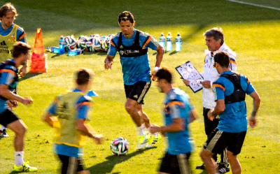 世界杯足球运动员训练备战场景